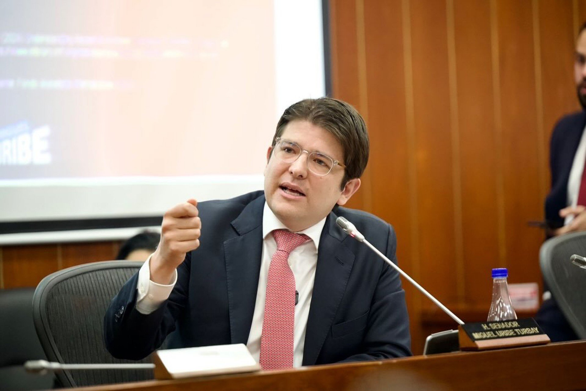 Morre Miguel Uribe, senador e pré-candidato que sofreu atentado na Colômbia