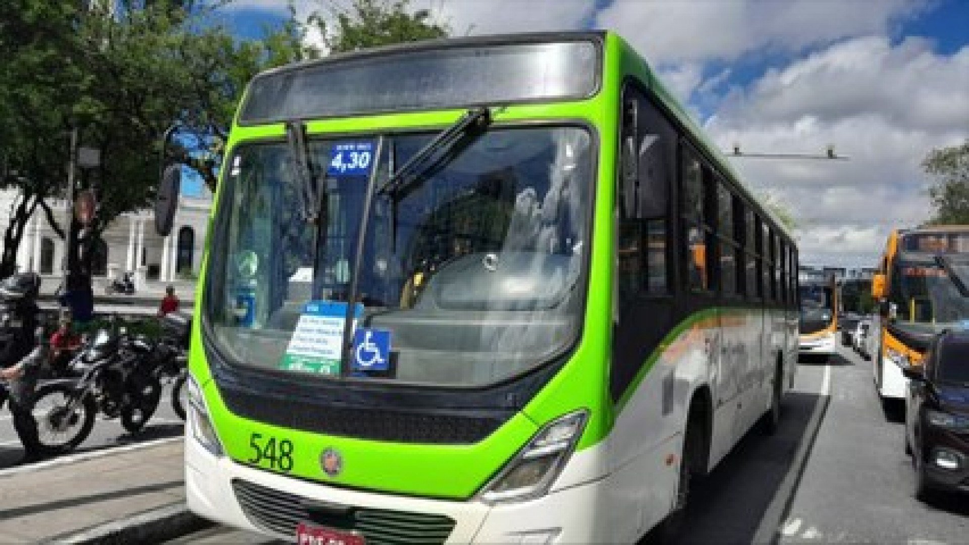 Casos de vandalismo em ônibus no Grande Recife somam mais de 850 em 2025