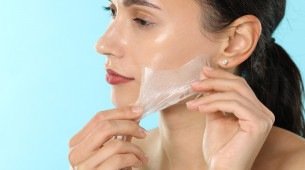 Mulher tirando uma máscara facial