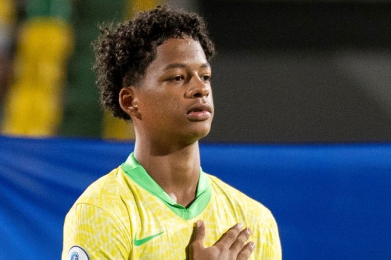 Zé Lucas, volante do Sport, com a camisa da Seleção Brasileira Sub-17