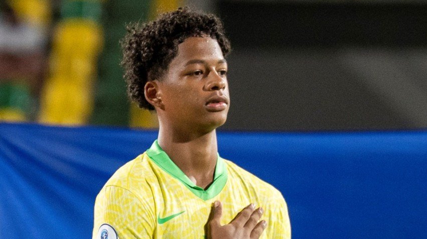 Zé Lucas, volante do Sport, com a camisa da Seleção Brasileira Sub-17