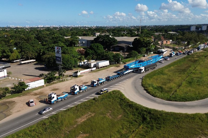 A cena do imponente conjunto transportador cruzando rodovias entre os estados de Pernambuco e Paraíba despertou a curiosidade de moradores e virou atração por onde passou