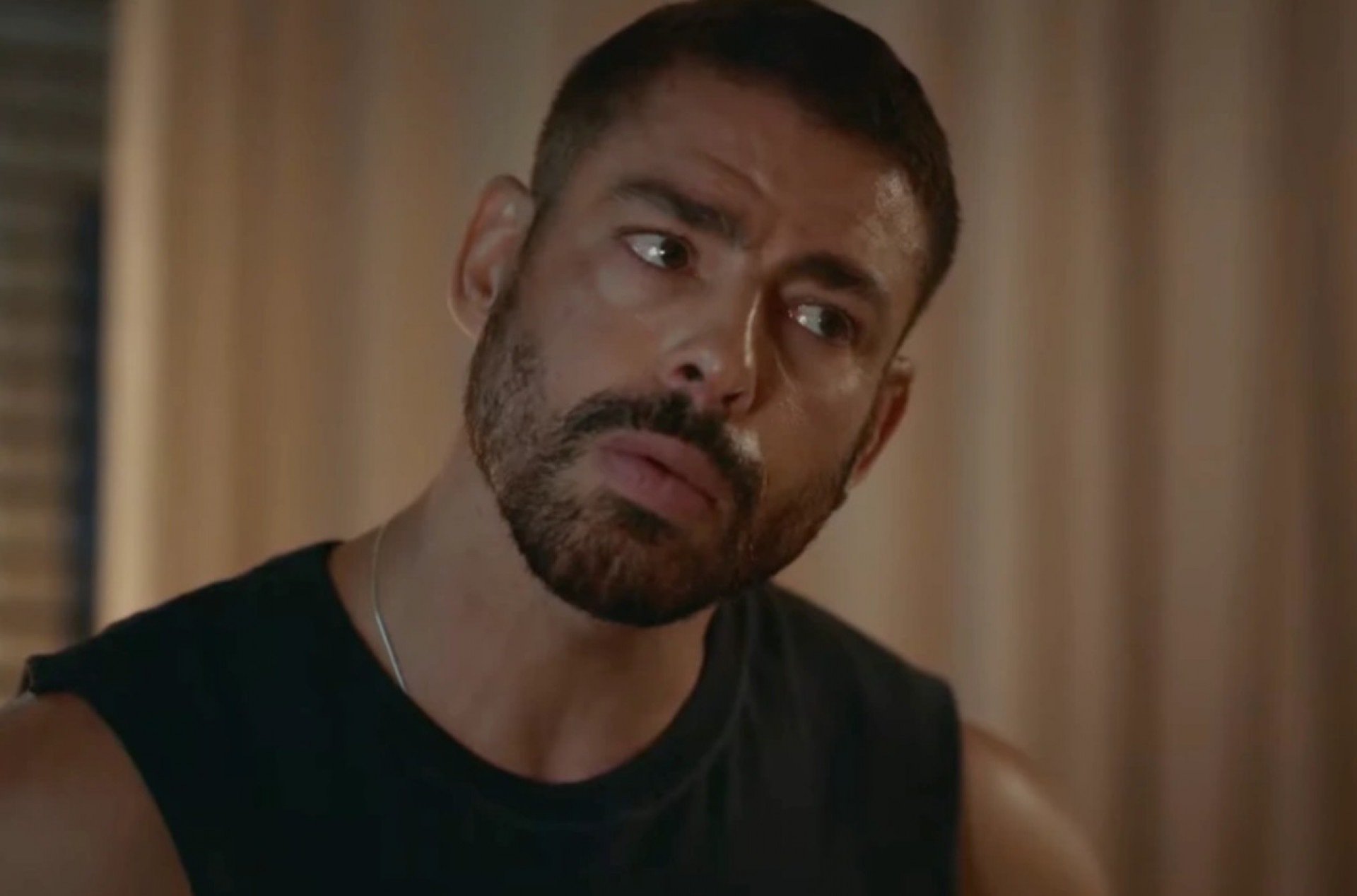 Vale Tudo: César tem péssima reação ao saber que é pai do filho de Fátima