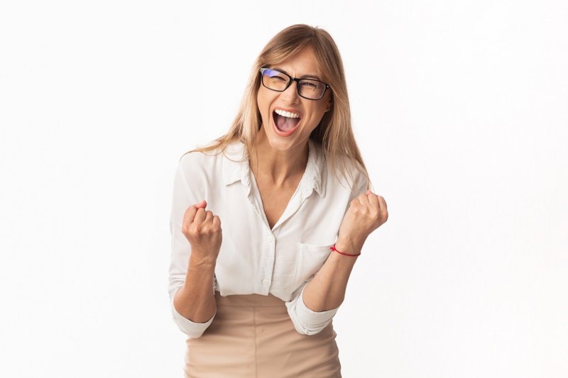 Imagem de uma mulher comemorando