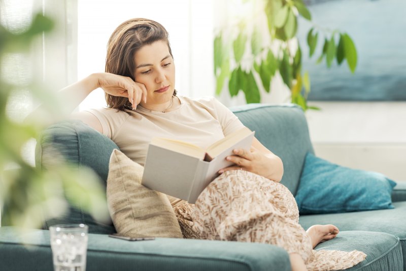 Imagem ilustrativa de mulher lendo livro
