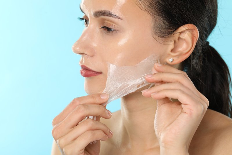 Mulher tirando uma máscara facial