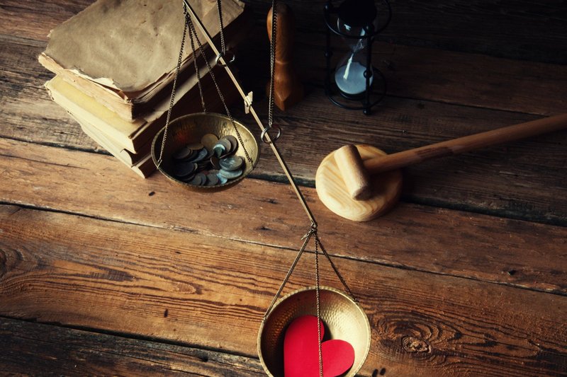 Imagem de um coração na balança