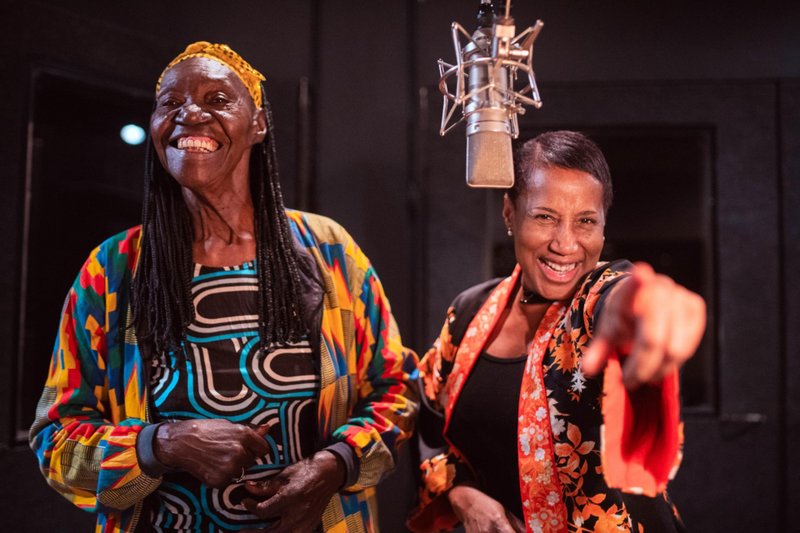 Lia de Itamaracá e Daúde em estúdio para gravação de álbum