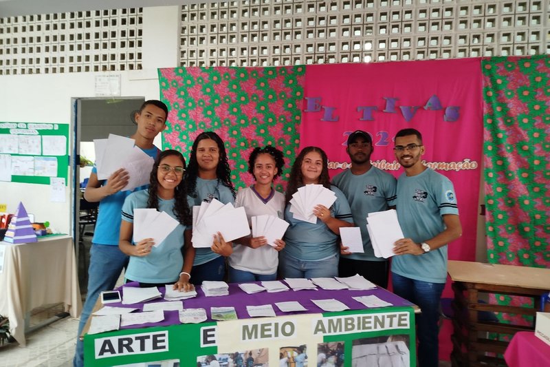 Alunos do projeto  "Arte e Meio Ambiente: reciclando papel e a mente", realizado na rede estadual de Cabrobó