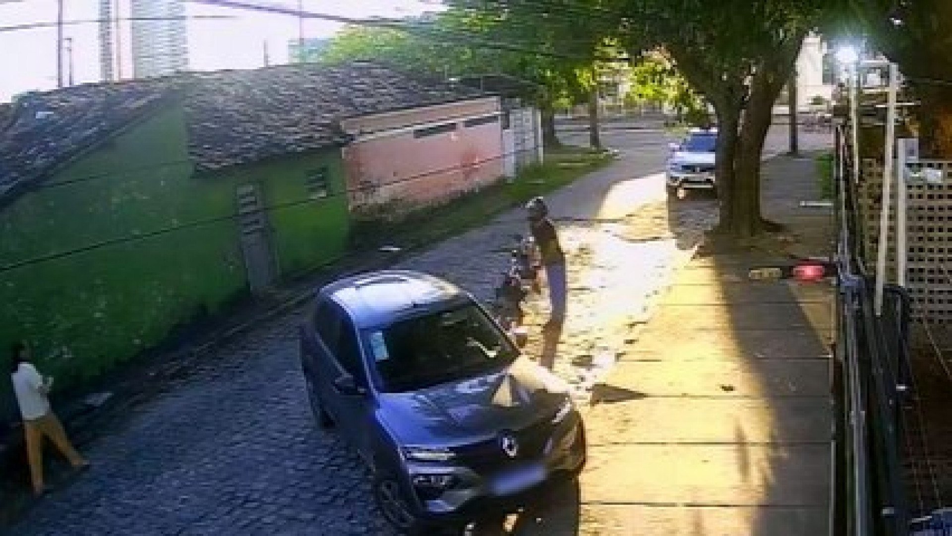 Mulher escapa de tentativa de assalto em frente a condomínio no bairro do Cordeiro