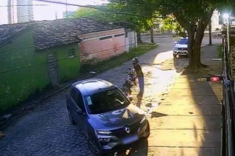 Tentativa de assalto perto de delegacia leva mulher a quase atropelar pai e filho no Cordeiro