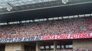 Torcida do Santa Cruz marca presença na Arena de Pernambuco