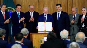 O ministro da Fazenda, Fernando Haddad, o presidente da Câmara dos Deputados, Hugo Motta, o vice-presidente Geraldo Alckmin, o presidente da República, Luiz Inácio Lula da Silva, o presidente do Senado Federal, Davi Alcolumbre, o chanceler Mauro Vieira, ministro das Relações Exteriores, e a ministra das Relações Institucionais Gleisi Hoffmann, durante cerimônia de assinatura da "Medida Provisória Brasil Soberano"