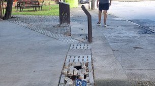 Grades de galerias de águas pluviais destruídas
