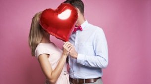 Imagem de um casal com um balão de coração