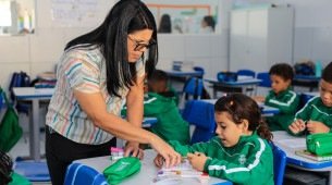 A professora Angela Silvestre, do 2º ano do ensino fundamental da Escola Dalila de Melo Fonseca, afirma que formação, estrutura e materiais de apoio são fundamentais para a alfabetização das crianças