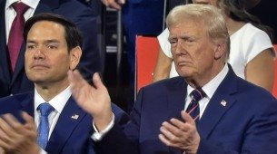 Secretário de Estado dos Estados Unidos, Marco Rubio, ao lado do presidente dos Estados Unidos, Donald Trump