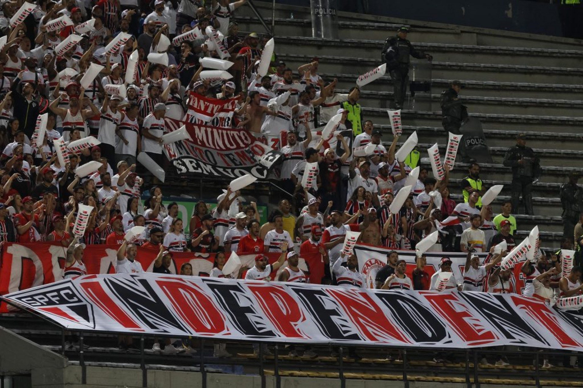 Torcedores do São Paulo são apedrejados e entram em confronto com a torcida do Atlético Nacional
