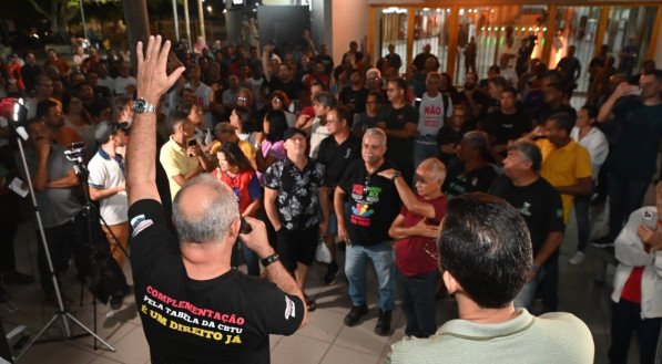 Metrô do Recife para por 24 horas em protesto contra privatização durante visita de Lula