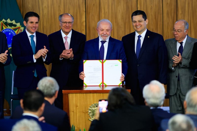 O ministro da Fazenda, Fernando Haddad, o presidente da Câmara dos Deputados, Hugo Motta, o vice-presidente Geraldo Alckmin, o presidente da República, Luiz Inácio Lula da Silva, o presidente do Senado Federal, Davi Alcolumbre, o chanceler Mauro Vieira, ministro das Relações Exteriores, e a ministra das Relações Institucionais Gleisi Hoffmann, durante cerimônia de assinatura da "Medida Provisória Brasil Soberano"