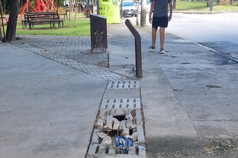 Grades de galerias de águas pluviais destruídas
