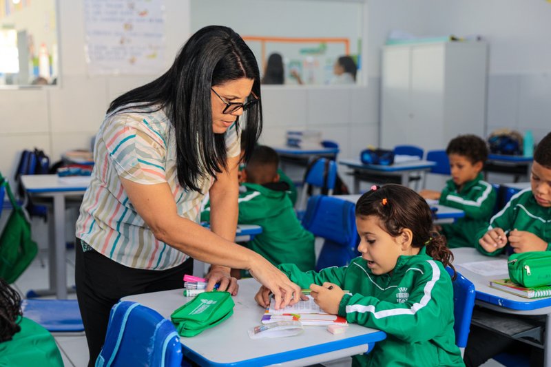 A professora Angela Silvestre, do 2º ano do ensino fundamental da Escola Dalila de Melo Fonseca, afirma que formação, estrutura e materiais de apoio são fundamentais para a alfabetização das crianças