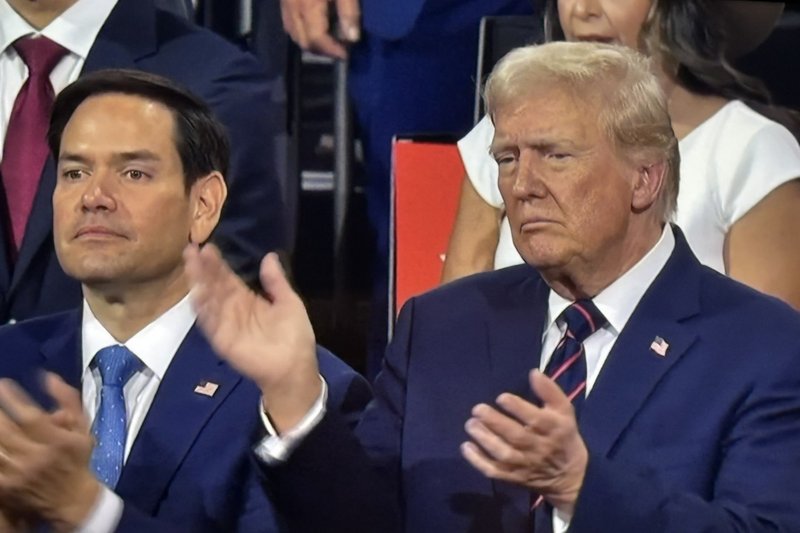 Secretário de Estado dos Estados Unidos, Marco Rubio, ao lado do presidente dos Estados Unidos, Donald Trump
