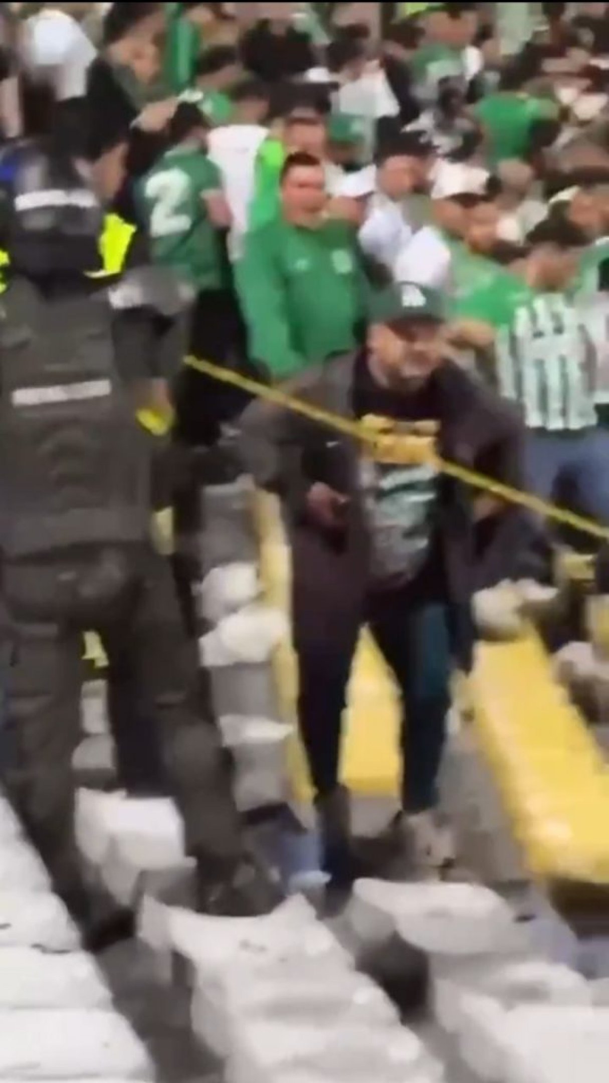 Torcedor do Atlético Nacional faz gestos racistas à torcida do São Paulo em duelo pela Libertadores