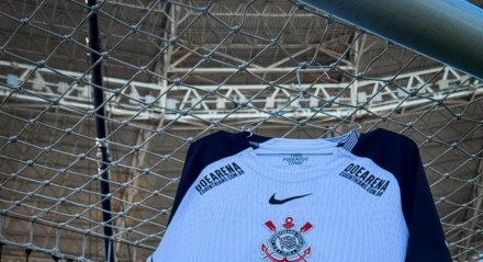 O ex-jogador fez sucesso com a camisa das equipes alvinegras e agora faz sua estreia fora dos gramados, na percussão de um grupo de pagode.