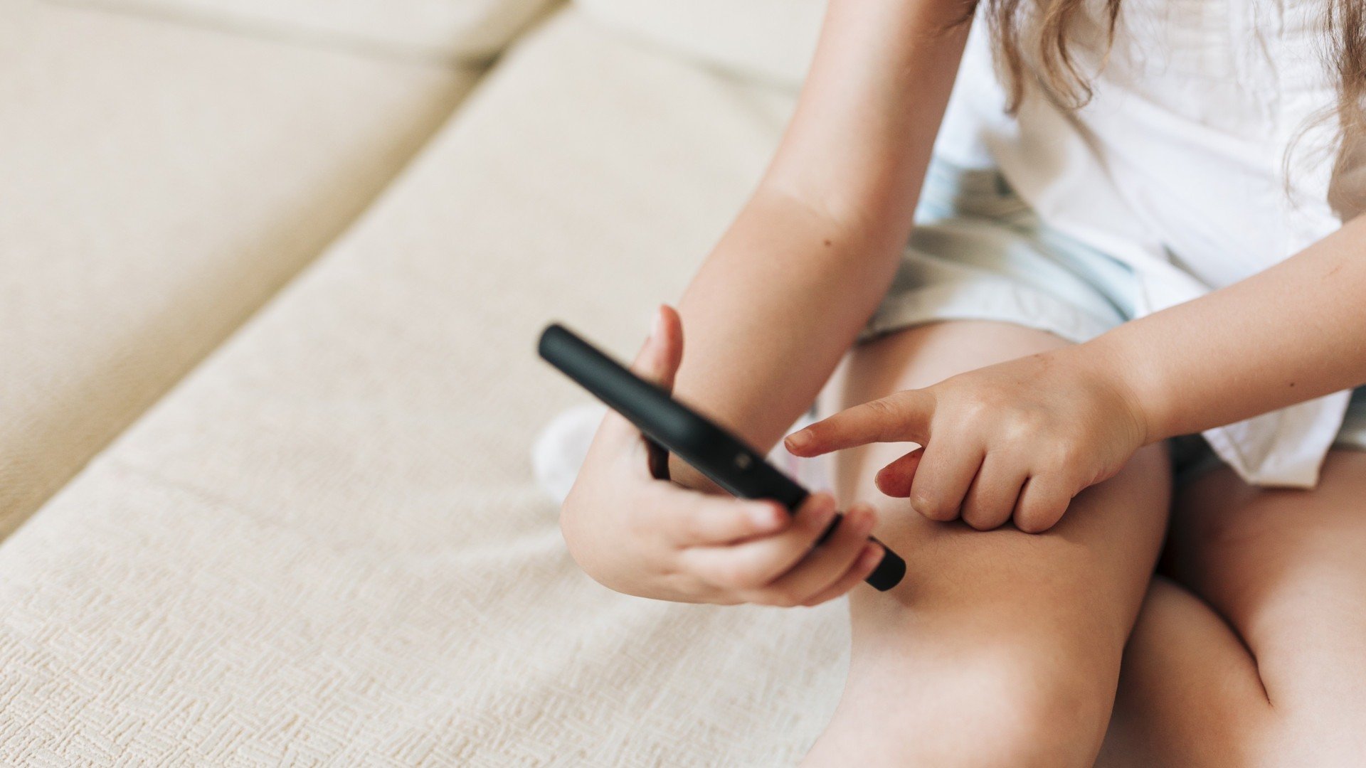 Meta permitiu que IA incentivasse conversas 'sensuais' no Instagram e WhatsApp com menores