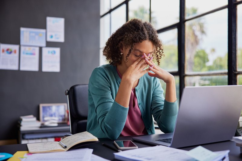 Imagem de uma mulher estressada no trabalho
