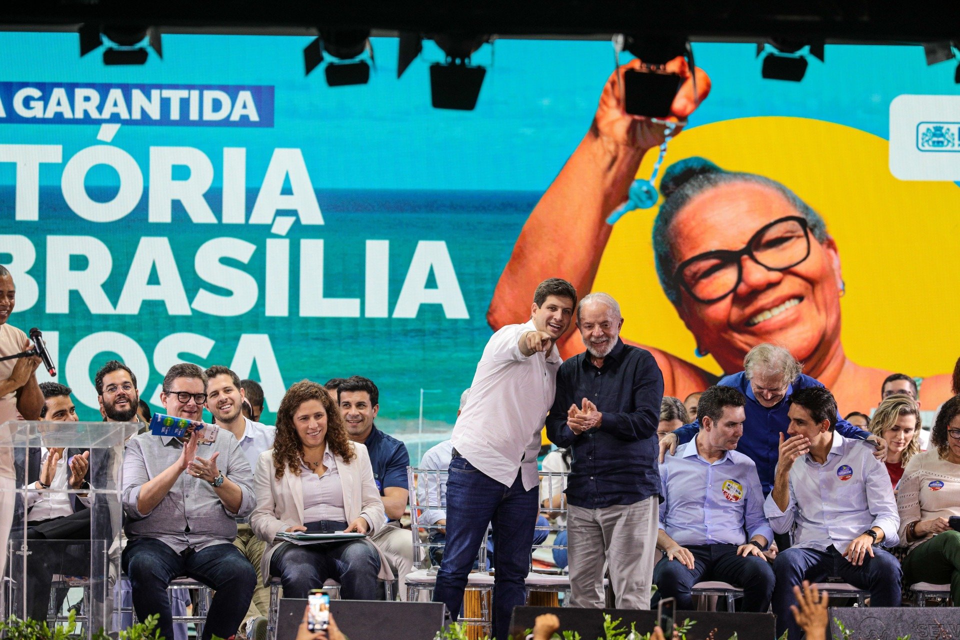 João Campos aproveita ausência de Raquel para se aproximar mais de Lula durante atos em Pernambuco