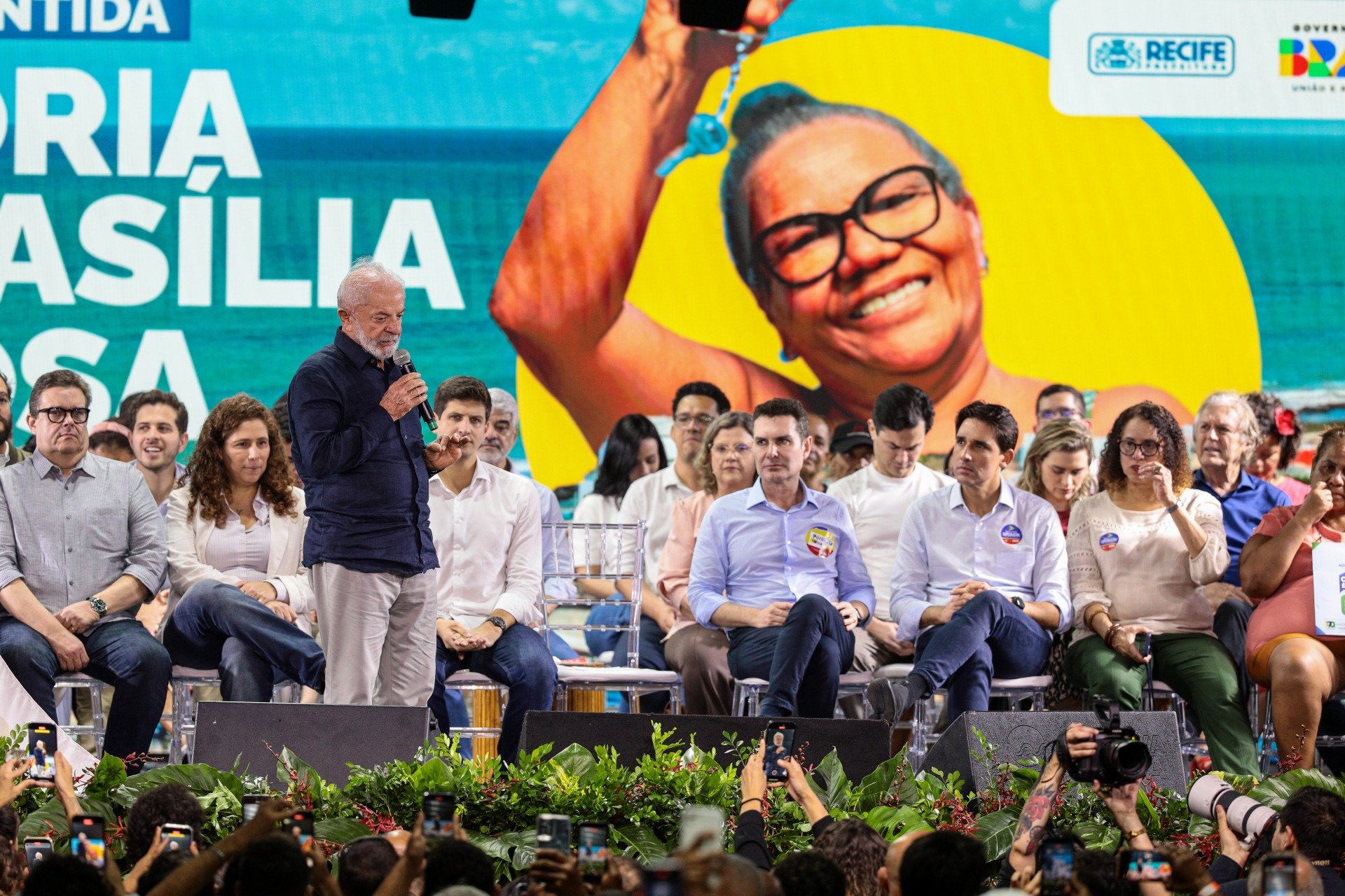 Lula entrega títulos de propriedade a famílias de Brasília Teimosa que aguardavam regularização há mais de 20 anos 