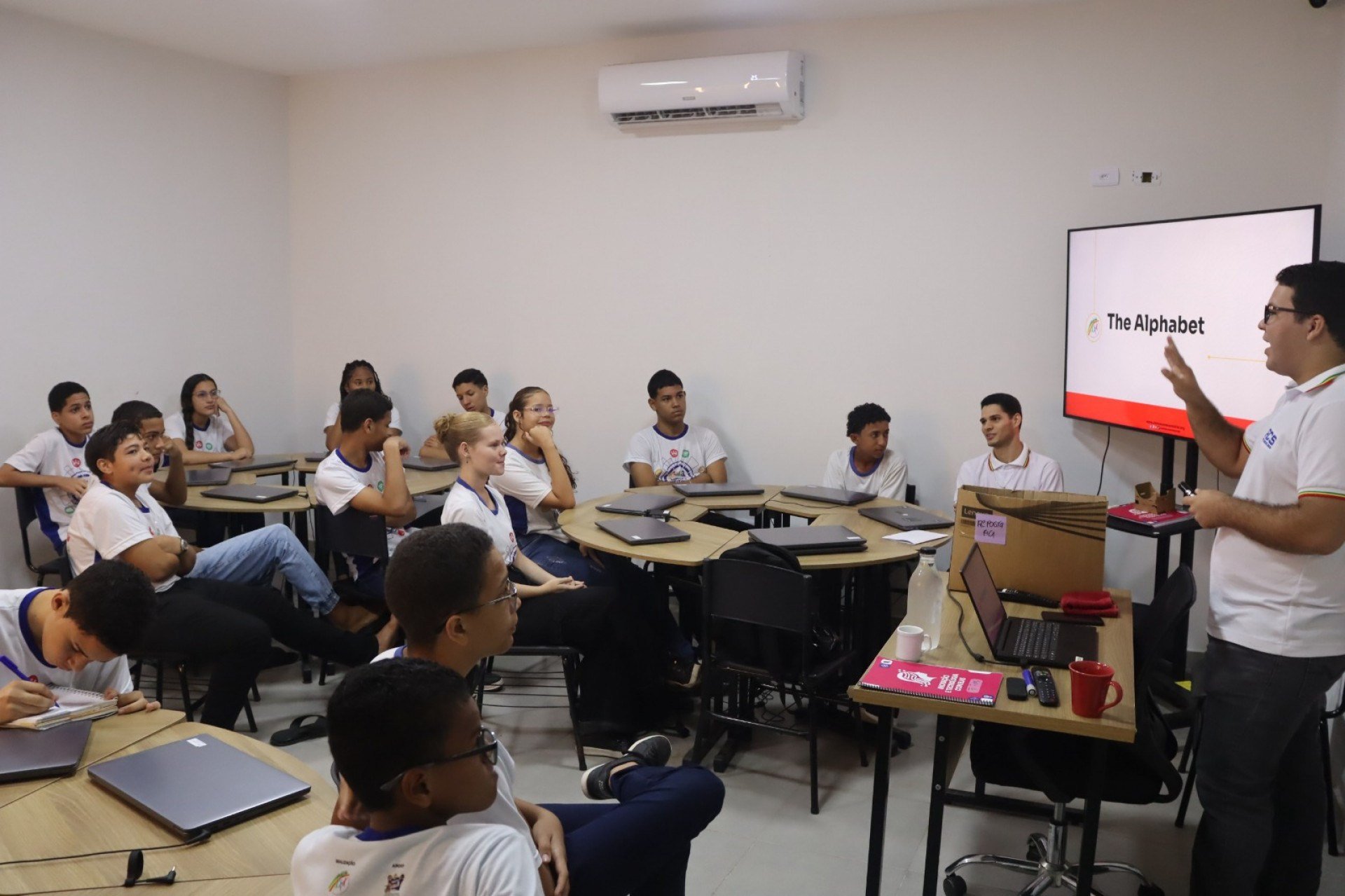 Associação oferece curso gratuito de inglês para jovens na Zona da Mata; veja como participar