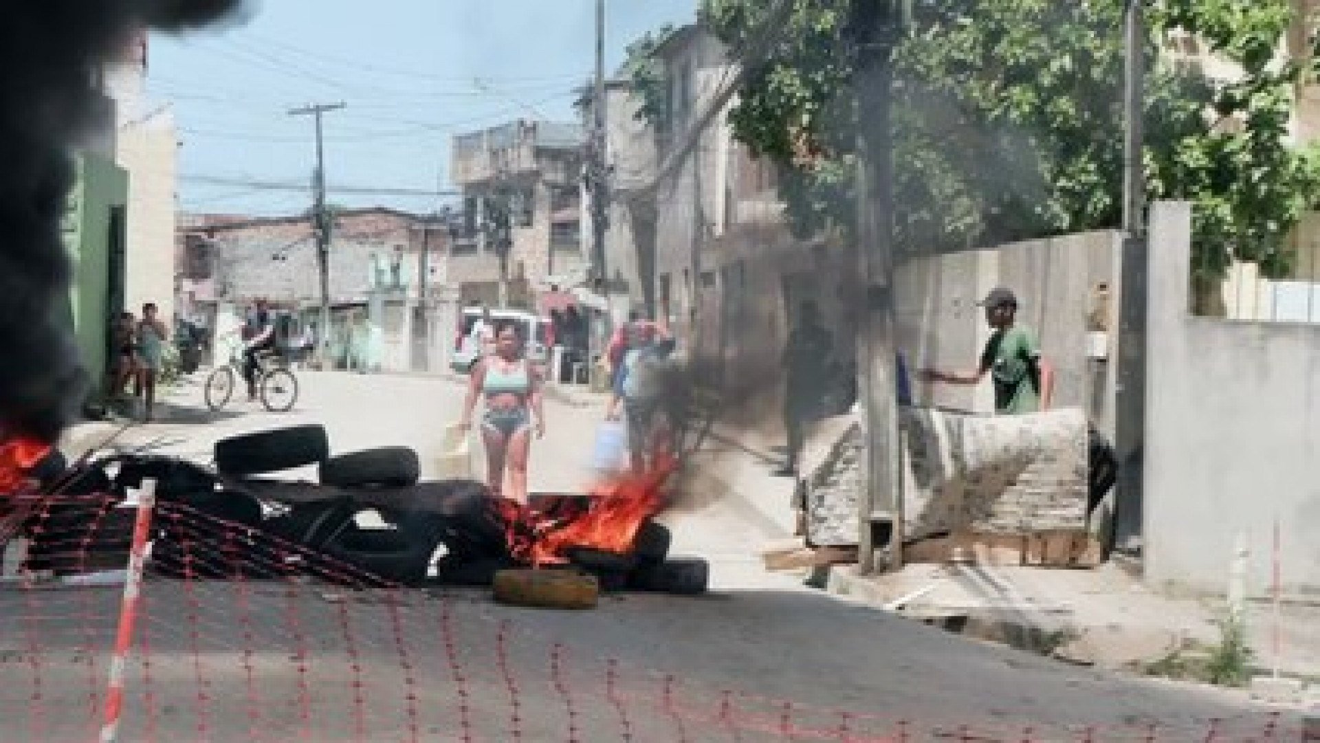 Moradores protestam contra abandono da Estrada do Passarinho, em Olinda