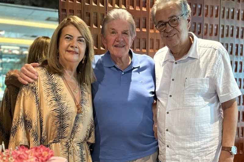 Julião Konrad recebe o deputado Antônio Moraes e sua esposa Suely, que estava aniversariando, no Spettus Premium