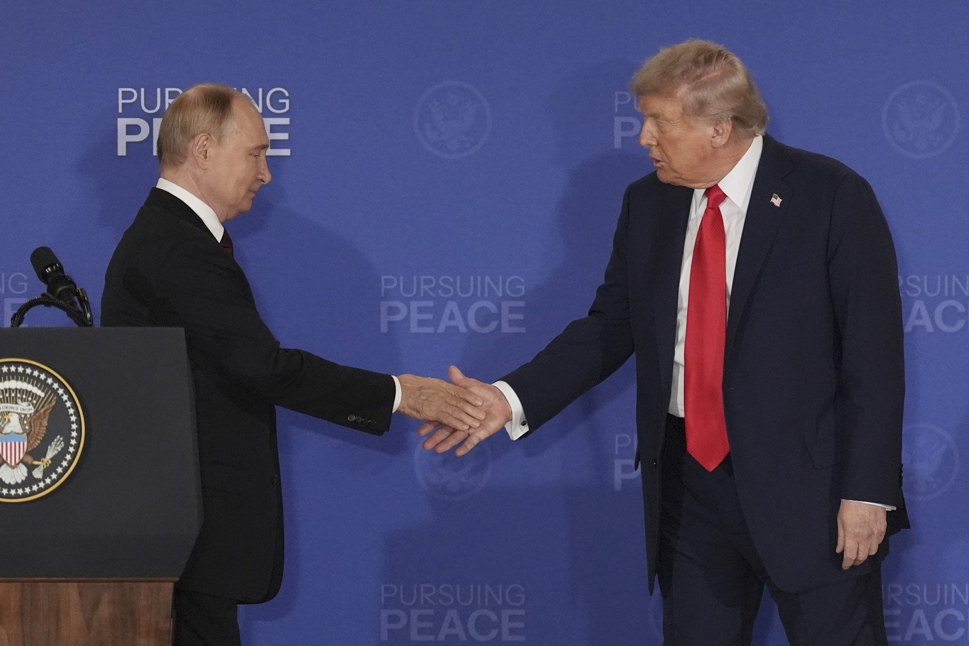 Trump e Putin discutem cessar-fogo na Ucrânia em encontro no Alasca