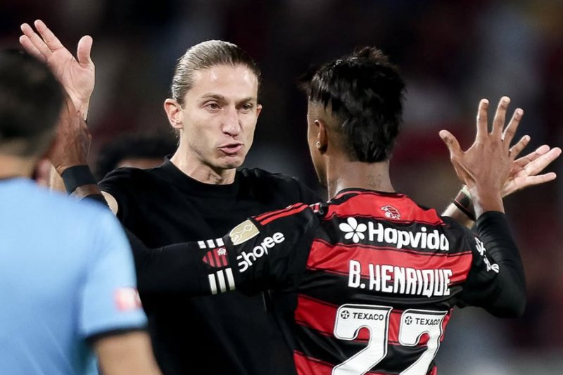 Filipe Luís, técnico do Flamengo, cumprimenta Bruno Henrique