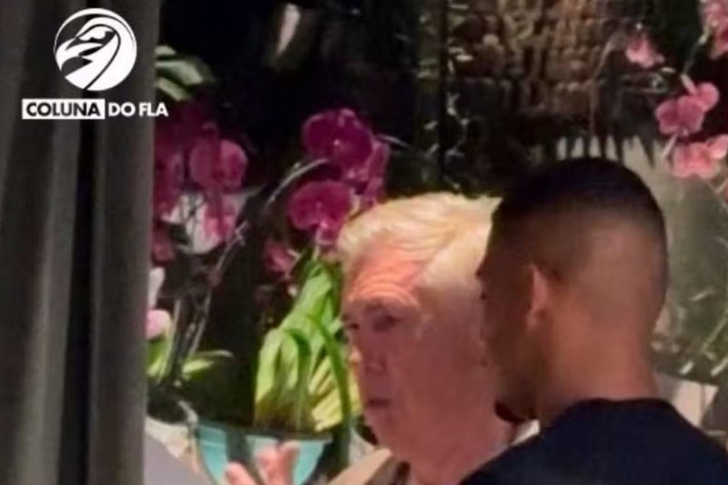 Carlo Ancelotti e Samuel Lino em restaurante no Rio de Janeiro