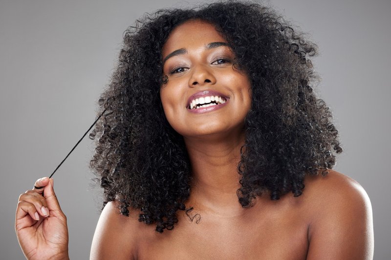 Mulher de cabelo cacheado