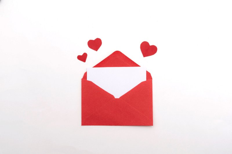 Imagem de um envelope com corações