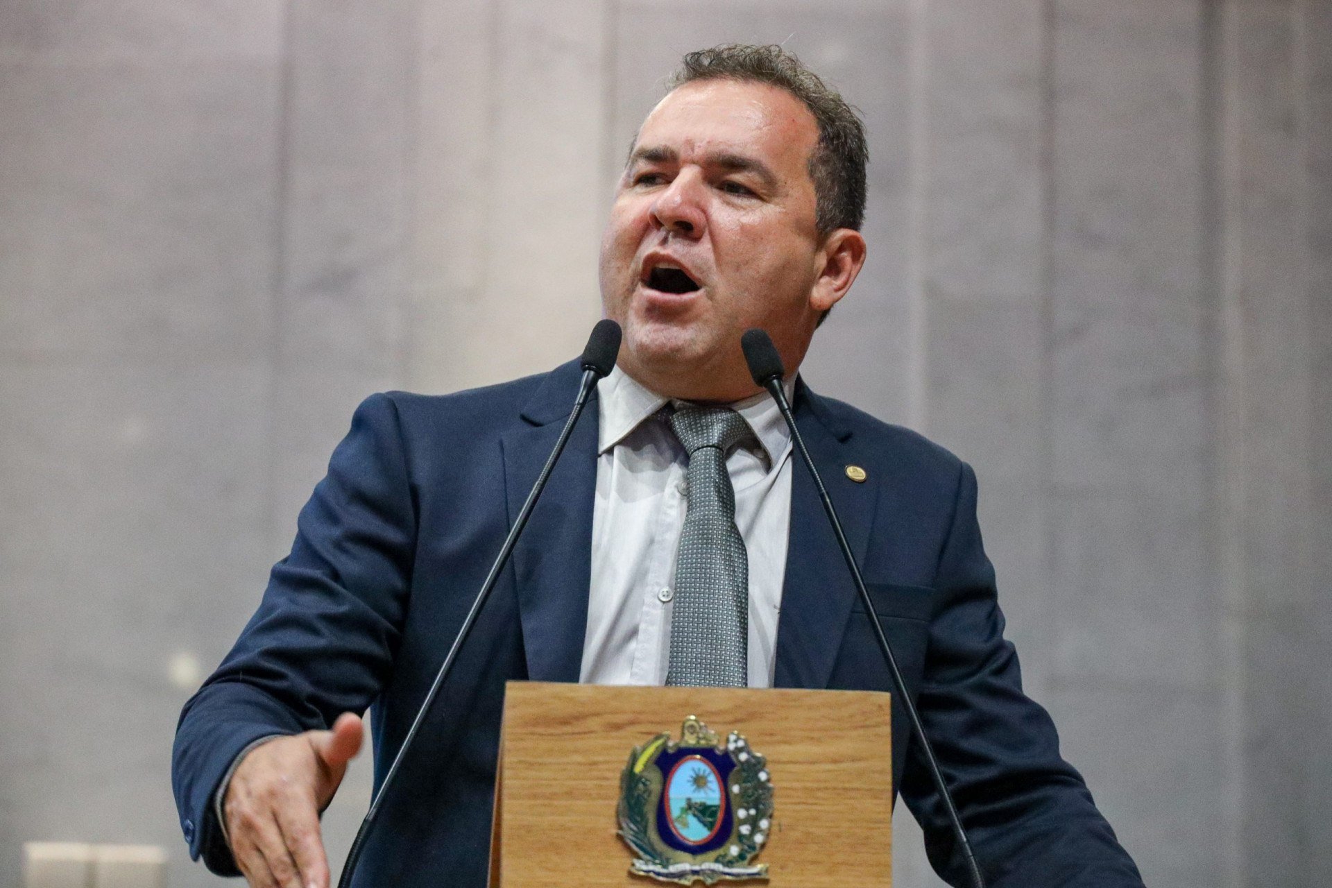 Bancada governista repudia fala de Júnior Matuto contra Raquel Lyra na Alepe; deputado se desculpou