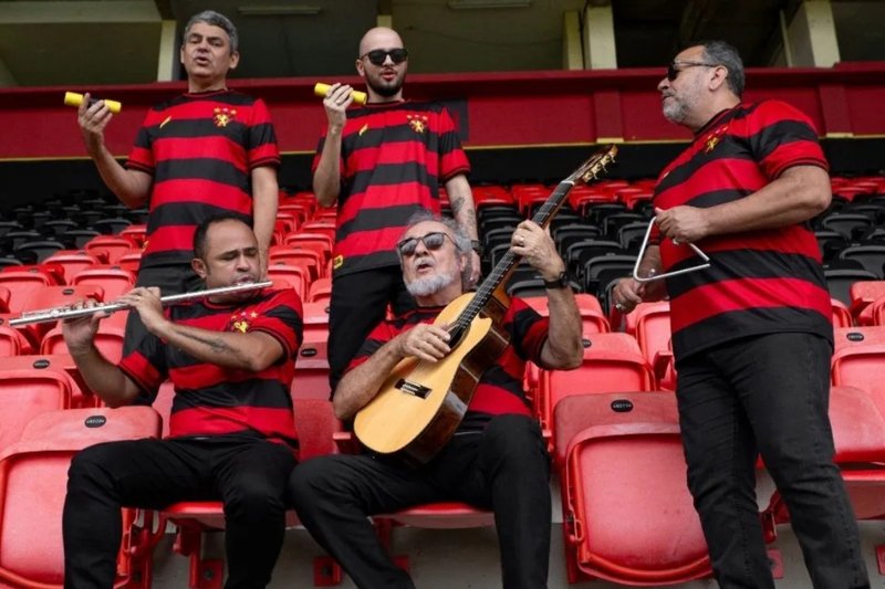 Quinteto Violado com a camisa em homenagem ao "Super Time da Ilha"