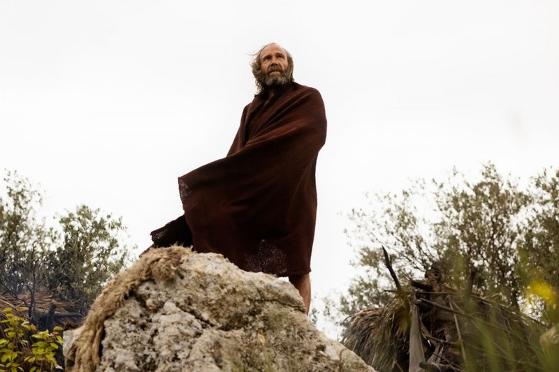Ralph Fiennes como Odisseu em O Retorno, de Uberto Pasolini