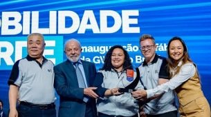 Lula da Silva com funcionários na inauguração da Fábrica da GWM Brasil, em Iracemápolis (SP).