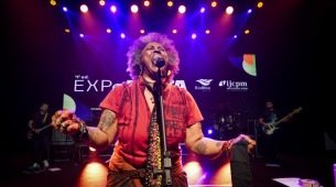 Sandra Sá celebrou 45 anos de carreira com show vibrante no Teatro RioMar, em sintonia com os valores da Expo Preta