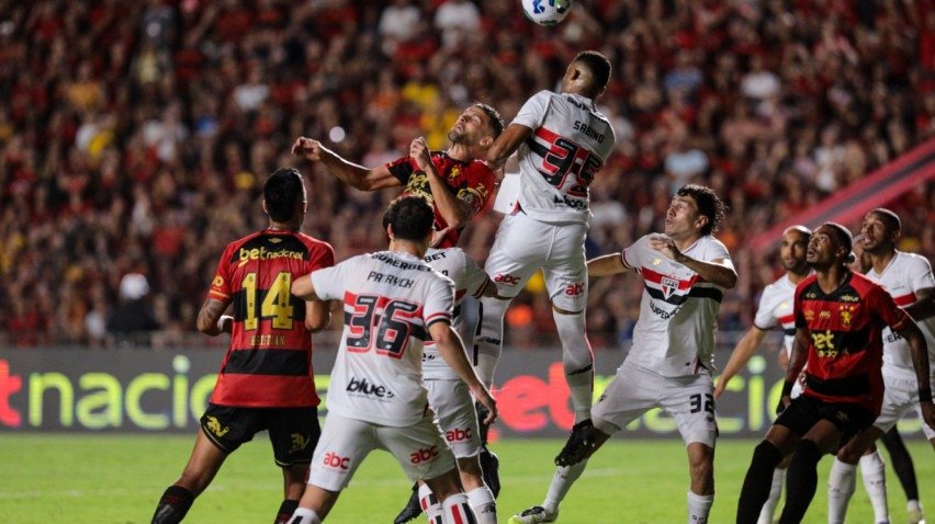 Disputa de bola em Sport x São Paulo pela Série A 2025