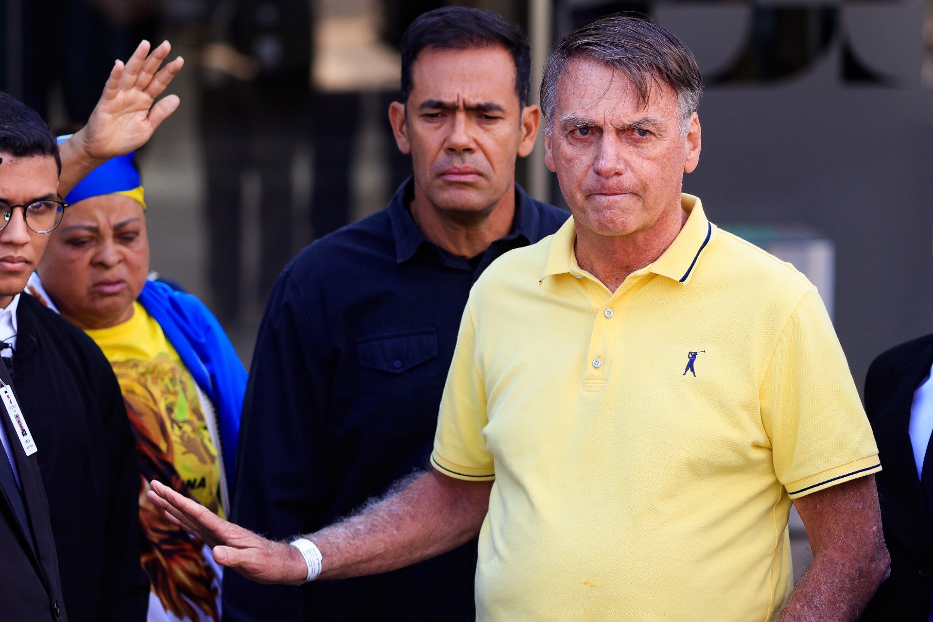 Bolsonaro deixa hospital após exames e vai continuar tratamento em casa