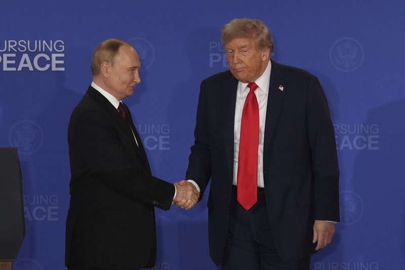 O presidente dos Estados Unidos, Donald Trump, à direita, e o presidente russo, Vladimir Putin, durante uma coletiva de imprensa conjunta após reunião, na Base Conjunta Elmendorf-Richardson, no Alasca