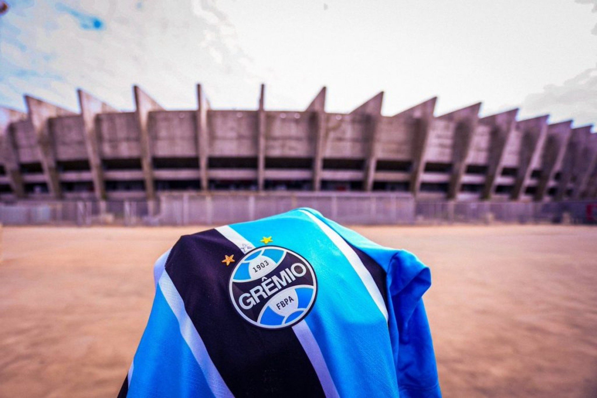 Delegação do Grêmio sofre emboscada de torcedores; veja o vídeo